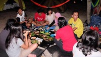 Keseruan makan malam bersama sahabat dengan menu ikan bakar dan sambel kecap