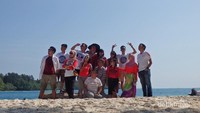 Foto bersama sahabat dengan latar laut