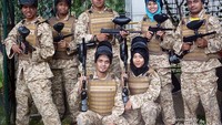 Tim Onta berpose sebelum pertempuran di arena paintball