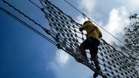 Peserta melewati jalinan tali di arena high rope