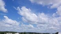 Warna air danaunya yang sangat kontras dengan langit