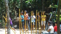 Anak-anak Ledokombo asyik bermain egrang. Tongkat egrang dicat berbentuk jerapah agar lebih menarik.