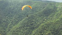 Main paralayang di Gunung Mantantimali, Palu