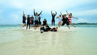 Bersama kawan meyusuri pasir putih Belitung