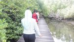 Seru-seruan di Bali, Foto Bareng Turis Berbikini