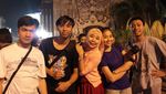 Seru-seruan di Bali, Foto Bareng Turis Berbikini