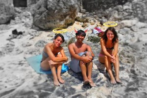 Seru-seruan di Bali, Foto Bareng Turis Berbikini