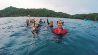 Snorkeling di tengah laut menjadi daya tarik Pantai Wediombo