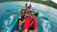 Mengelilingi area Pantai Wediombo naik kapal