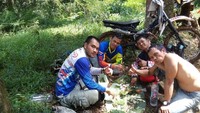 Nikmatnya makan ditengah hutan dibawah kaki gunung salak
