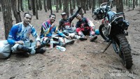 Santai di hutan pinus Gunung Salak
