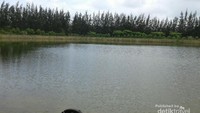 Kolam pemancingan ikan sekaligus tempat bermain kano