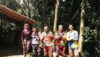 Foto bareng penjaga Hutan arah Cibadak Mak Icih
