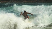 Surfing di Pantai Pulau Merah, Banyuwangi
