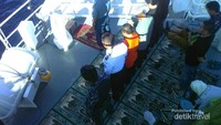 Sholat gerhana matahari di atas kapal Bakamla