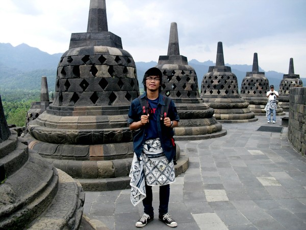 Berpose di Borobudur