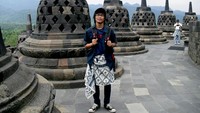 Berpose di Borobudur