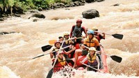 Serunya menantang arus (Meritha Vridawati - dTraveler)