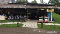 Jembatan putih yang jadi spot foto favorit pengunjung