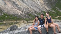 Melihat gunung batu di muka kawah, inilah teman-teman dari spanyol