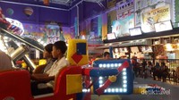 Anak-anak bisa mencoba naik pesawat mini