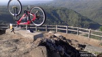 Foto sepeda yang digunakan untuk naik ke bagian puncak kebun buah