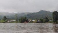 Perkampungan di Pinggir Sungai Mahakam