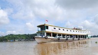 Kapal Motor Penumpang Melintasi Sungai Mahakam