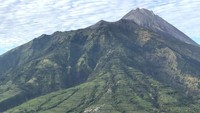 Gunung Merapi tampak gagah dari lereng Merbabu