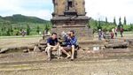Serunya Foto Bareng Hanoman di Candi Arjuna, Dieng