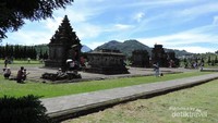 Kelima candi terihat semua dari sini.
