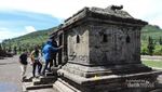 Serunya Foto Bareng Hanoman di Candi Arjuna, Dieng