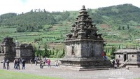 Perbukitan menghiasi di sekeliling candi.