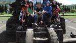 Serunya Foto Bareng Hanoman di Candi Arjuna, Dieng