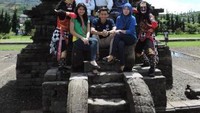 Foto bersama Hanoman dan teman-temannya.