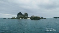 Pulau Batu Berlayar yang nampak dari kejauhan