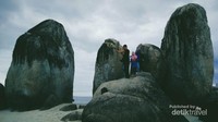 Batu-batu granit sangat besar yang nampak seperti layar kapal yang sedang berlayar