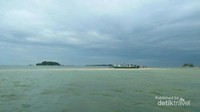 Pulau Pasir sebelum air laut pasang dan yang terlihat hanya terdapat pasir dari ujung ke ujung pulau