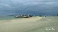 Pasir pantai yang bersih dan air laun yang bening tetap membuat pantai ini menjadi indah walau hari sedang mendung