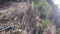 Salah satu kegiatan yang dapat dilakukan di kawasan wisata Mandeh melompat dari tebing seperti yang dilakukan oleh wisatawan mancanegara ini.