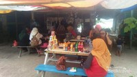 Menikmati makan siang dengan menu ikan yang lezat hasil tangkapan nelayan setempat.