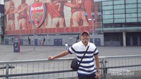 Bergaya di Emirates Stadium dengan topi detik travel