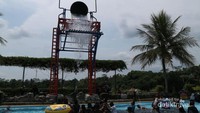 Byurrr.. dan teriak arggghhh rasakan deburan air tumpah di kepala Anda
