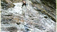 Memiliki ketinggian sekitar 100 meter di atas permukaan tanah, tebing batu ini terlihat sangat curam (Sumber: disporabudpar.parigimoutongkab.go.id)