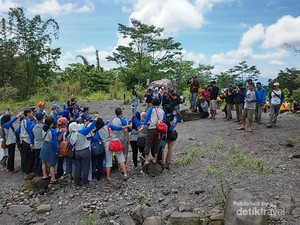 Serunya Menapaki Jejak Lava Merapi dari Atas Jeep