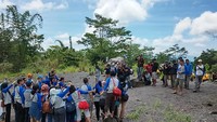 dtraveler berfoto bersama di Batu Alien
