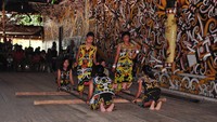 Menari Tarian Pampaga diantara bilah-bilah Kayu