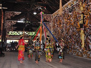Serunya Menari Bersama Suku Dayak Kenyah, Kaltim