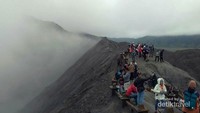 Kawah Bromo dari atas puncak