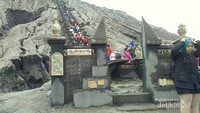 Salah satu altar dan tangga menuju kawah di belakangnya
